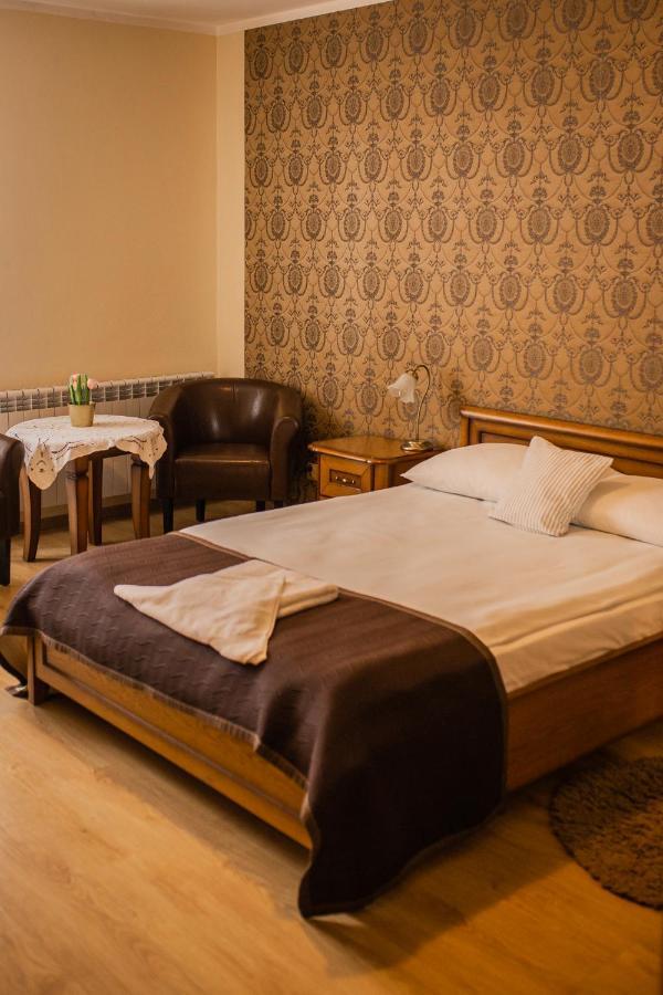 Hotel Przedzamcze 贾乌多沃 外观 照片